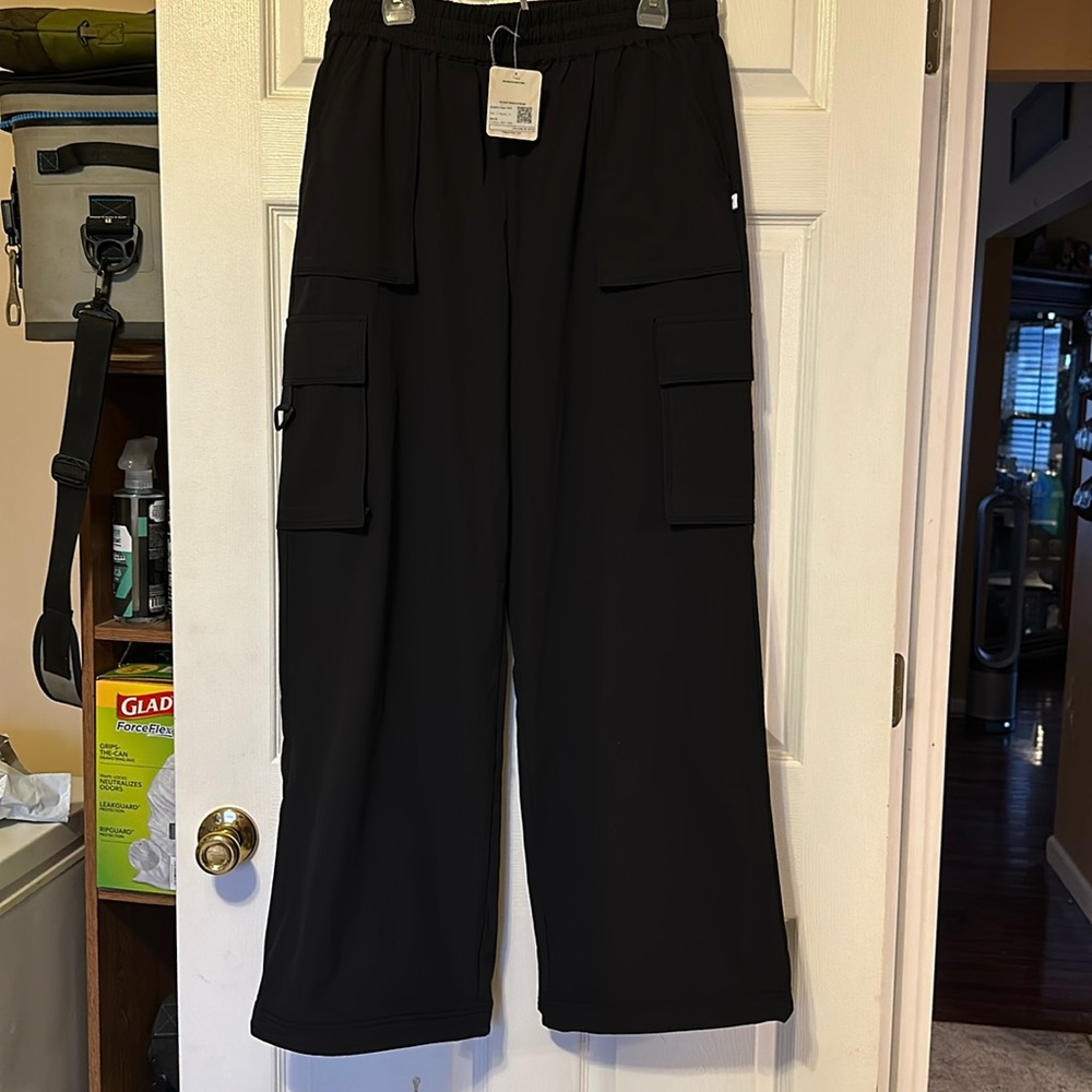 NWT - Fabletics The Heights Cargo Pant size L/10/Regular in Black